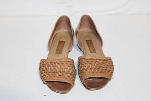 lot 232 image: Womens Size 8.5M Leather Sandals with Woven Design
