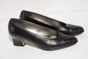 lot 233 image: Bandolino Womens Black Leather Heels Size 8.5