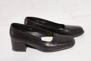 lot 234 image: Pair of Womens Black Leather Heeled Shoes Size 8.5M