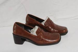 lot 235 image: Pair of Brown Leather EA Flexo Heeled Loafers - Size 8M