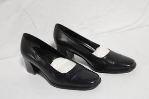 lot 238 image: Womens Black Leather Heels, Size 8.5M - Made in Brazil