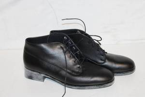 lot 250 image: Pair of Munro American Black Leather Lace-Up Dress Shoes Size 8M