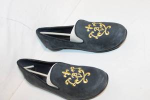 lot 253 image: Bella Vita Crest Navy Shoes with Gold Embroidery - Size 9M