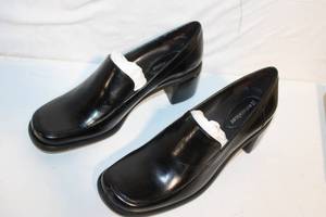 lot 265 image: Naturalizer Mae Black Leather Heels, Size 8.5M