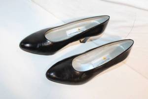 lot 266 image: Liz Claiborne Black Leather Pumps Size 8.5M