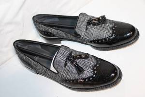 lot 275 image: Mens Size 8.5 Black and Grey Plaid Wool Loafers with Tassels