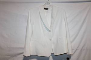 lot 358 image: Alex Marie Womens Size 18W White Blazer Coat