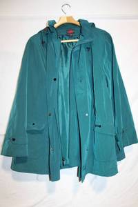 lot 403 image: Gallery Woman 2X Teal Hooded Raincoat