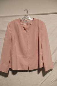 lot 425 image: Tahari Arthur S. Levine Pink Jacket, Size 22W