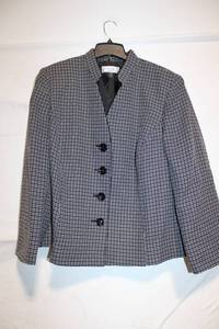 lot 428 image: Le Suit Womens 22W Black and White Checkered Blazer