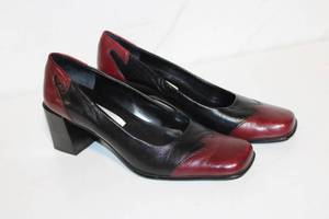 lot 491 image: Pair of Duane Aigner Leather Heels Size 8 12