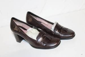 lot 492 image: Womens Dark Brown Loafers with Tassel Details Size 8.5 M