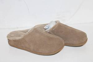 lot 497 image: Brookstone Mens Camel Suede Slippers Size 7 (M)