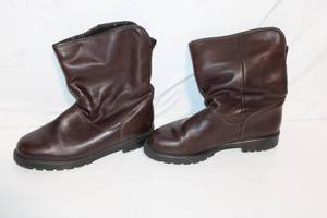 lot 105 image: Pair of Dark Brown Leather Winter Boots Size 8 12