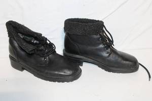 lot 109 image: Pair of Black Waterproof Winter Boots Size 8.5