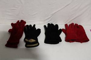 lot 114 image: Set of 3 Pairs of Winter Gloves in Red and Black