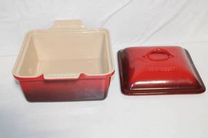 lot 120 image: Le Creuset Red Square Baking Dish with Lid