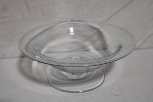 lot 123 image: Clear Glass Footed Serving Bowl