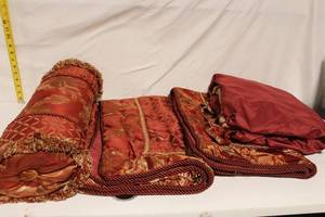 lot 163 image: Set of Decorative Throw Pillows and Covers