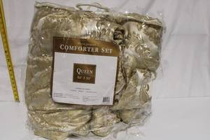 lot 164 image: Queen Size Woven Jacquard Comforter Set with Bedskirt and Shams