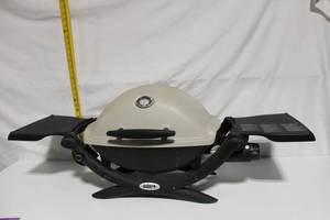 lot B-165 image: Weber Portable Gas Grill with Built-in Thermometer