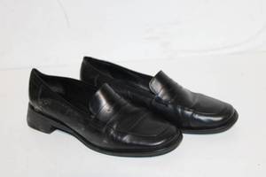 lot 248 image: Mens Black Leather Loafers Size 8.5M