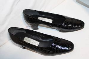 lot 269 image: Pair of Bandolino Womens Black Patent Leather Heels, Size 8.5M