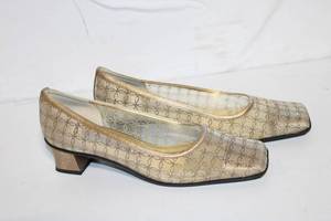 lot 500 image: Pair of Nina Gold Tone Heeled Pumps Size 8 12 M