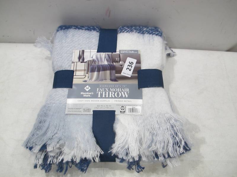 lot 449 image: NEW Members Mark Faux Mohair Oversized 60x70 Throw Blanket - Navy
