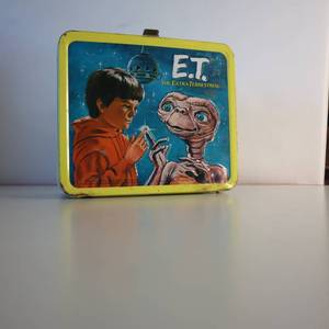 lot 15 image: Metal ET Lunch Box by Aladdin w thermos