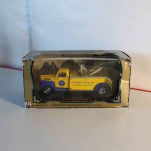 lot 14 image: Hall of Fame Collection New In Box 125 scale Die Cast Metal 1951 Ford Truck
