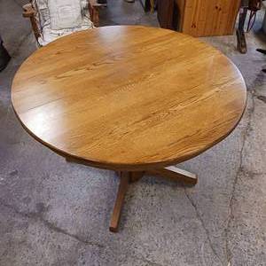 lot 60 image: Fine Solid Oak Dining Room Table (with leaf)