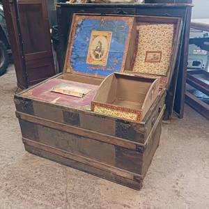 lot 69 image: Oak Banded Dome Top Vintage Steamer Trunk - Antique