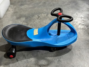 lot 31 image: Wiggle Ride on Car