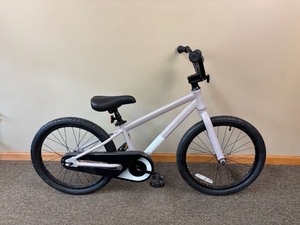 lot 11 image: Batch Kids 20 Coaster Brake Bicycle - NEW