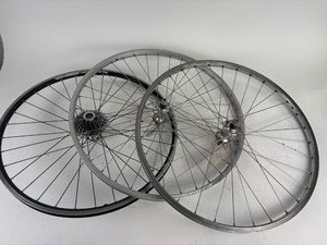 lot 95 image: 26 Rim Brake Wheels