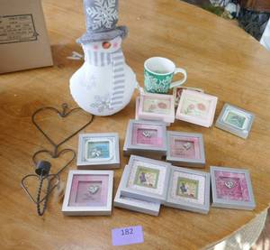 Group of small wall hangings, cup and snowman