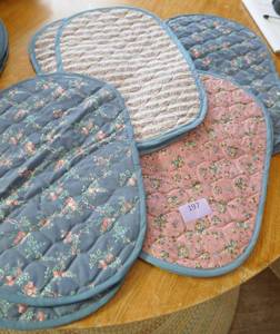 8 reversible fabric placemats