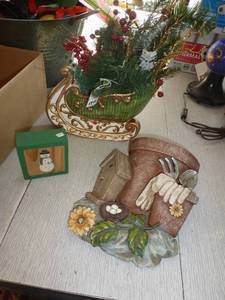 Sleigh planter with arrangement, garden wall hanging