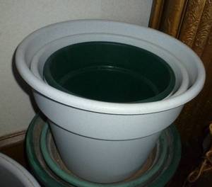 3 planters of different size