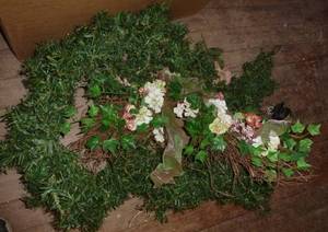 Box with 4 wreaths, greenery and flowers