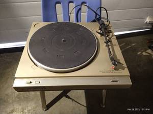lot 43 image: Marantz LP Turntable