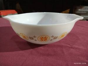 lot 53 image: Vintage Pyrex Town & Country 4 Quart Bowl