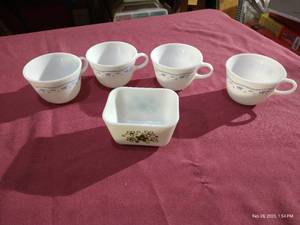 lot 54 image: Vintage Pyrex Lot - 4 Cups & Small Dish