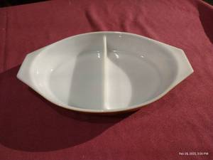 lot 81 image: Vintage Early American 1-12 Quart Divided Pyrex Dish