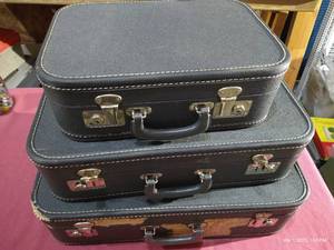 lot 123 image: (3) Vintage Suitcases