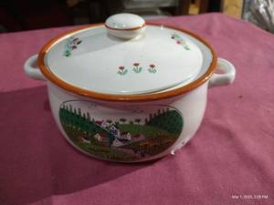 lot 141 image: Newcor Stoneware Pot With Lid