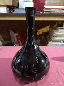lot 177 image: Pretty 14 Glass Vase