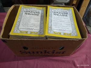 lot 178 image: Box of Vintage National Geographics - (5) Full Years From 1940s-1960s