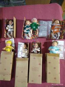 lot 181 image: (8) Ashton Drake M&Ms Dolls